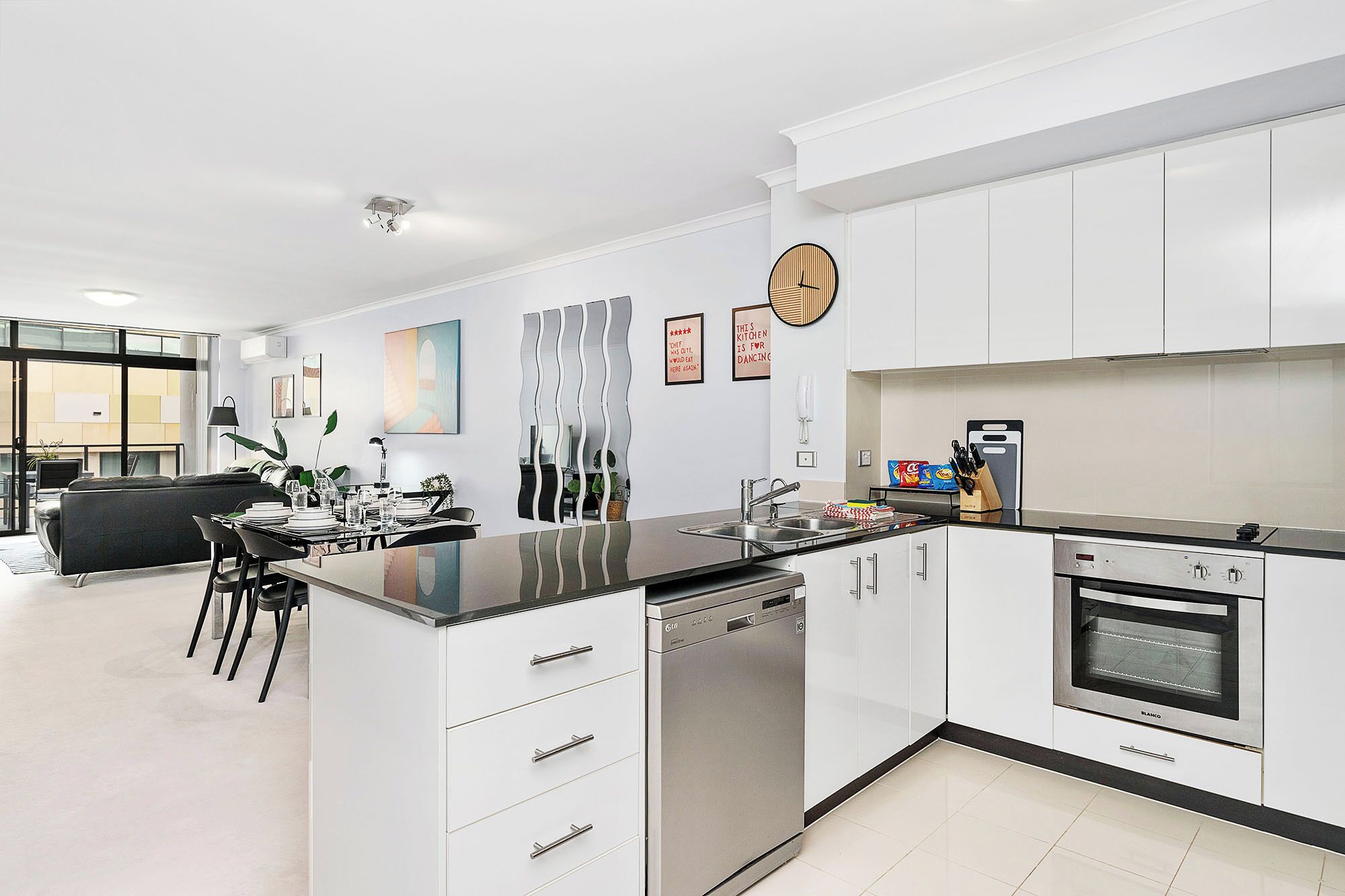 Frigorífico, microondas, horno y placa de cocina