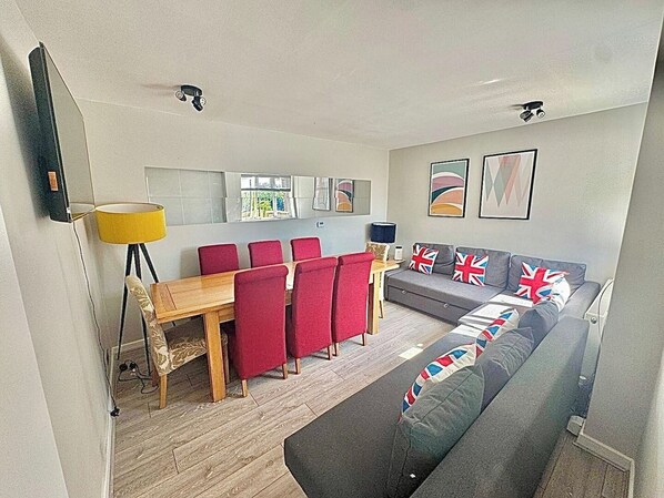 TV - Spacious and Modern Eastcote Apartment (Ruislip)
