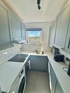 Private kitchen - Spacious and Modern Eastcote Apartment (Ruislip)