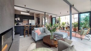 Luxury-Penthouse, Balkon, Bergblick | Wohnbereich | 30-Zoll-Flachbildfernseher mit Digitalempfang, Netflix