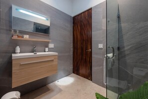 Ático de lujo, balcón, vistas a la montaña | Baño | Ducha