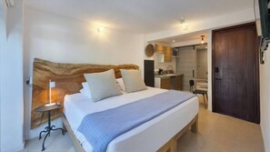 Deluxe Studio, Balcony | In-room safe, soundproofing, iron/ironing board, free WiFi