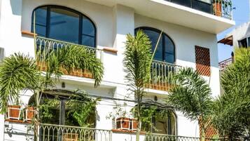 Vista frontal de la propiedad