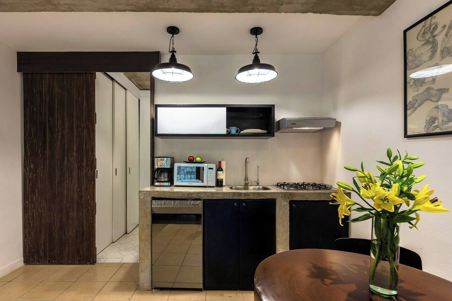 Studio Deluxe, tầng trệt | Bếp riêng | Dụng cụ pha cà phê/trà, bàn ăn 