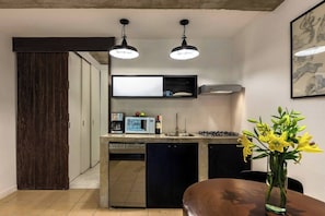 Studio Deluxe, rez-de-chaussée | Cuisine privée | Cafetière/bouilloire, tables à manger