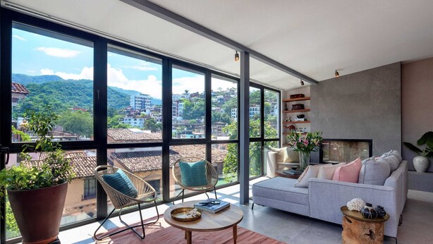 Luxury-Penthouse, Balkon, Bergblick | Zimmersafe, schallisolierte Zimmer, Bügeleisen/Bügelbrett