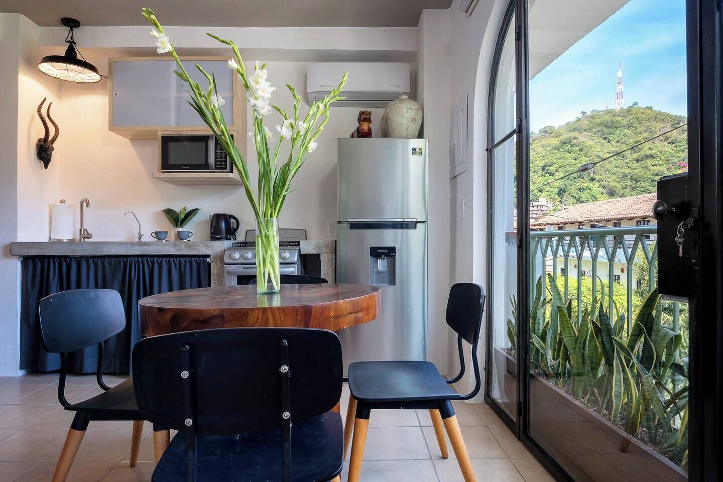 Căn hộ Deluxe, 1 phòng ngủ, quang cảnh núi | Bếp riêng | Dụng cụ pha cà phê/trà, bàn ăn 