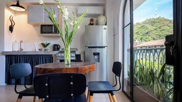 Deluxe Apartment, 1 Bedroom, Mountain View | Private kitchen | Coffee/tea maker, dining tables