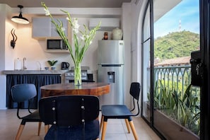 Appartement Deluxe, 1 chambre, vue montagne | Cuisine privée | Cafetière/bouilloire, tables à manger