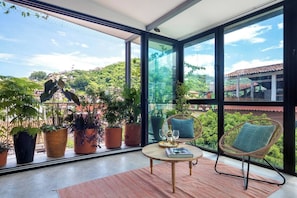 Penthouse Luxe, balcon, vue montagne | Coin séjour | Télévision à écran plat de 30 pouces avec chaînes numériques, Netflix