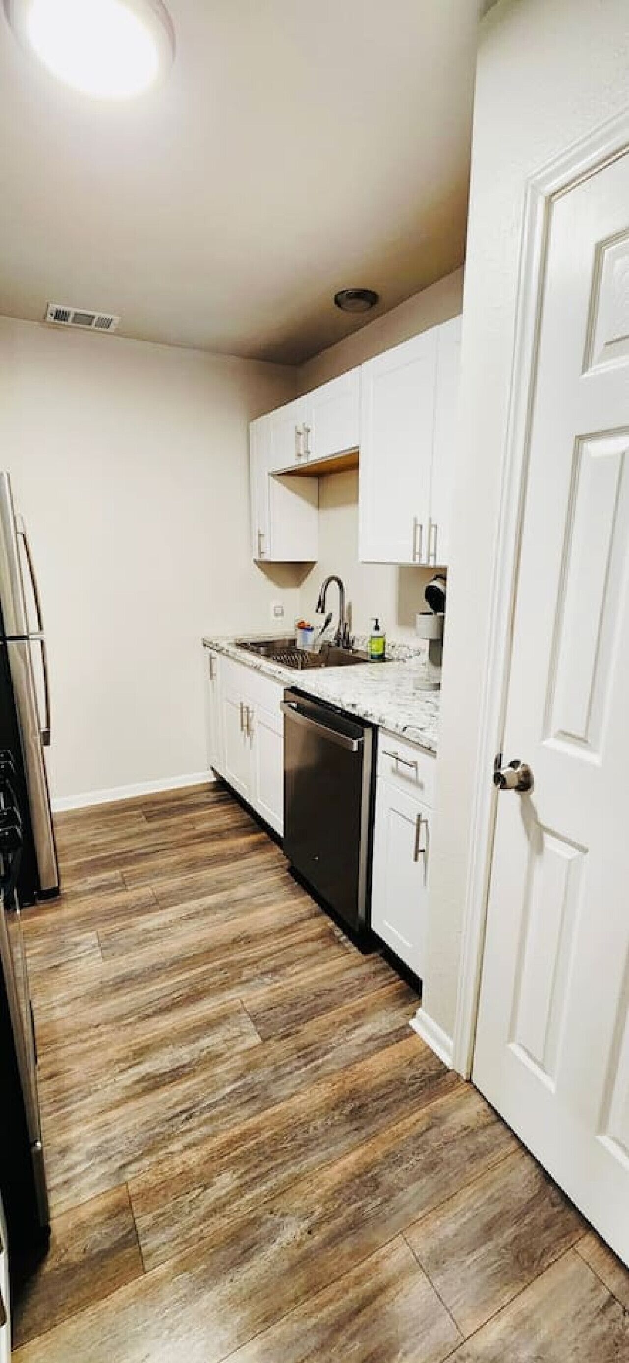 Køleskab, mikrobølgeovn, ovn, kogeplade