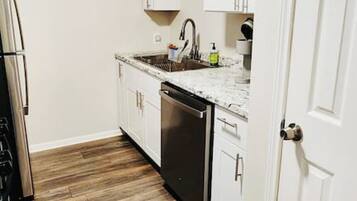 Køleskab, mikrobølgeovn, ovn, kogeplade