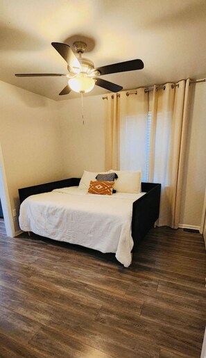 2 bedrooms, desk, iron/ironing board, travel crib - Cozy Arose (VRBO)- walk to the square and trails! (Georgetown)