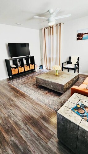 Cozy Arose (VRBO)- walk to the square and trails!