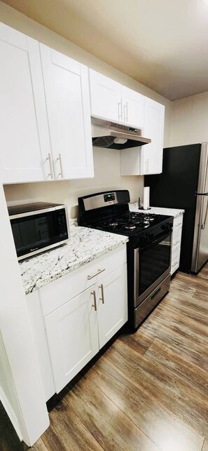 Fridge, microwave, oven, stovetop - Cozy Arose (VRBO)- walk to the square and trails! (Georgetown)