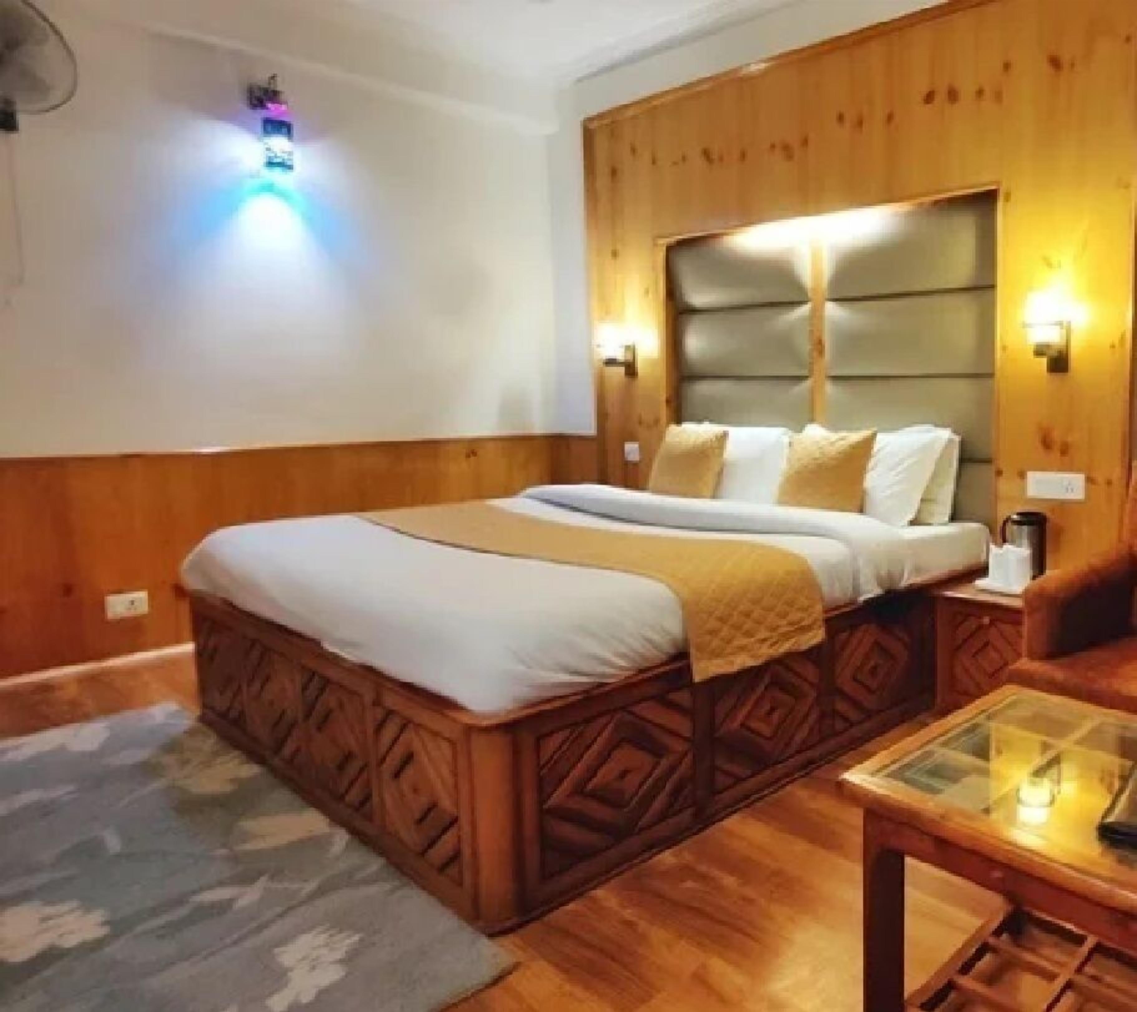 高級寝具、低反発ベッド、セーフティボックス (室内)、デスク