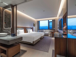 Habitación doble estándar, vista a la ciudad | Cortinas blackout, tabla de planchar con plancha y wifi gratis 