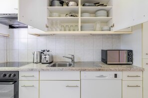Kühlschrank, Mikrowelle, Ofen, Herdplatte