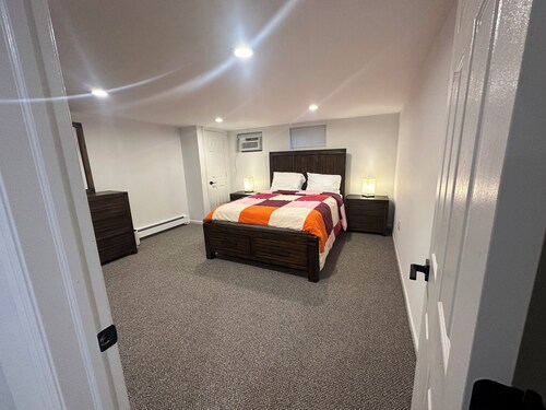 Cozy 3BR Getaway with Parking & Full Kitchen @ Melville