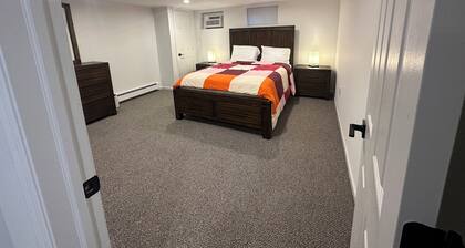 Cozy 3BR Getaway with Parking & Full Kitchen @ Melville