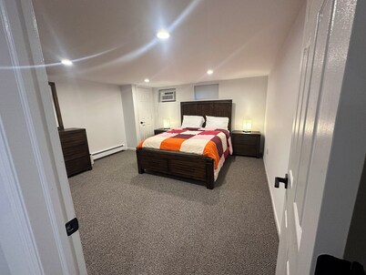 Cozy 3BR Getaway with Parking & Full Kitchen @ Melville