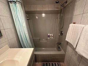Haartrockner, Handtücher, Seife, Shampoo