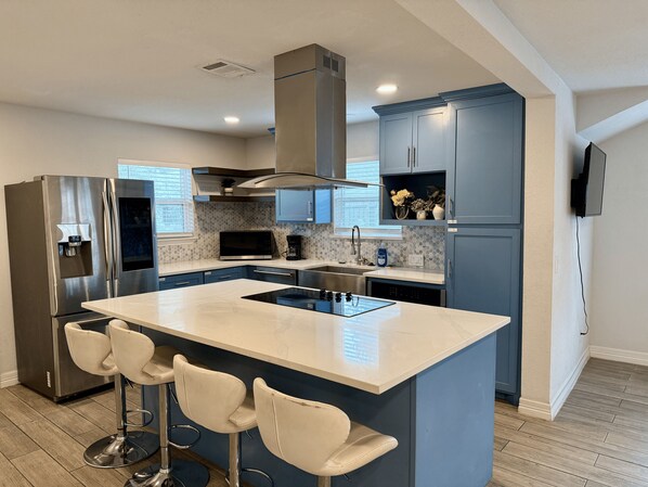 Frigorífic, microones, forn i placa de cuina