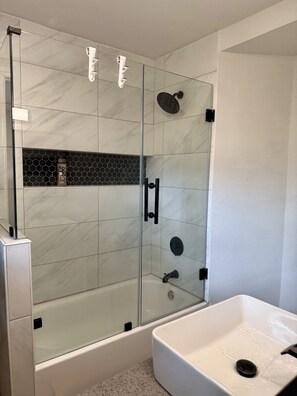 Dusche, Handtücher, Seife, Toilettenpapier