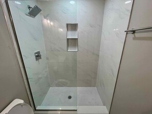 Dusche, Handtücher, Seife, Toilettenpapier