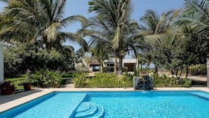 حمام سباحة