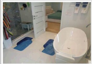 Sèche-cheveux, bidet, serviettes fournies, savon