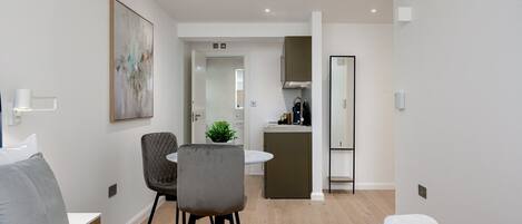 Fer et planche à repasser, accès Internet, draps fournis