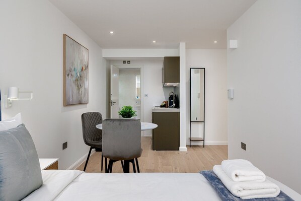 Iron/ironing board, internet, bed sheets