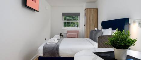 Bügeleisen/Bügelbrett, Internetzugang, Bettwäsche