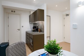 Refrigerador, microondas, lavavajillas, cafetera/tetera