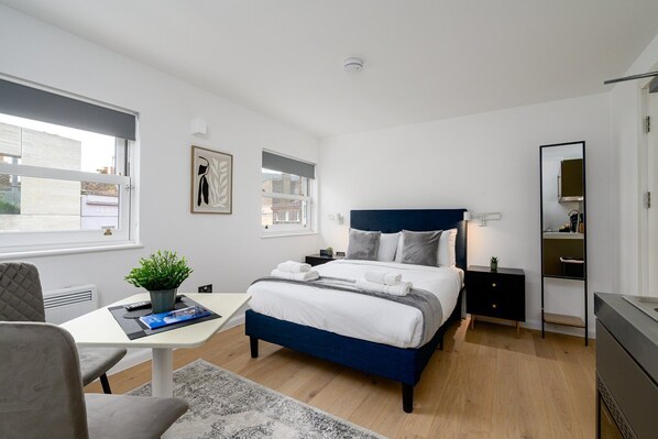 Tabla de planchar con plancha, acceso a internet y ropa de cama 