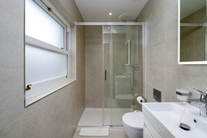Ducha, secador de pelo, toallas