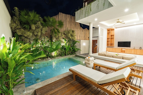 Una piscina al aire libre