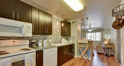 Comfy 2BR Retreat, Walk to SFA, Children & Pet-Friendly + Superhost Clean