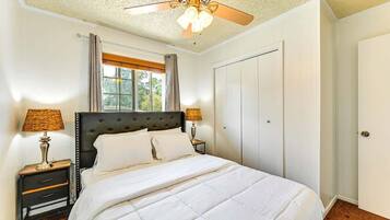 2 soverom, skrivebord, strykejern/-brett og wi-fi