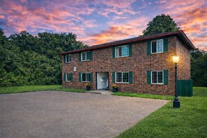 Exterior - Walk to SFA – Quiet, Remodeled 2BR w/ Fast Wi-Fi, Parking & Full Kitchen | Ideal for Families & Nurses (Nacogdoches)