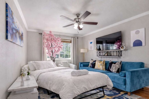 2 bedrooms, desk, iron/ironing board, WiFi