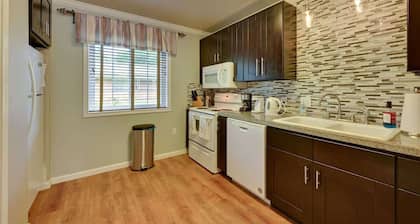 The Homestead | Luxury-Cozy 2BR Apartments Near SFA & Historic Downtown Nacogdoc