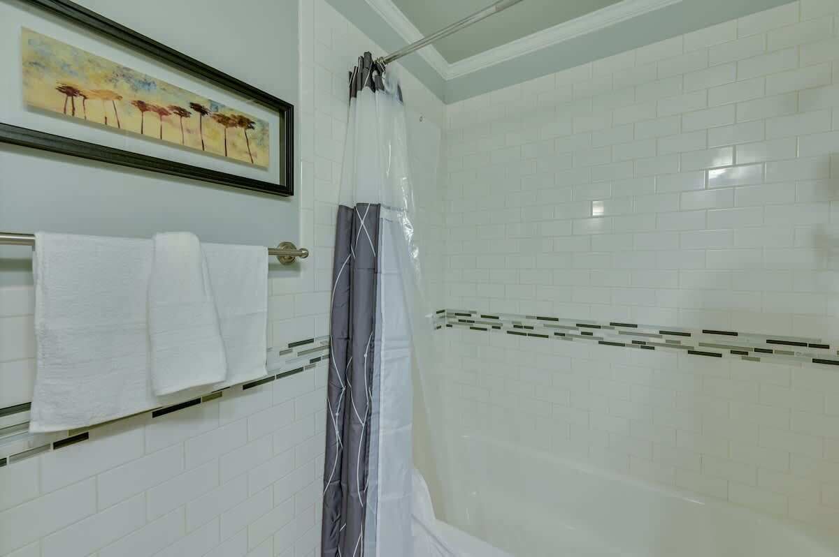 Douche, sèche-cheveux, serviettes fournies