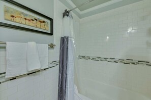 Een douche, een haardroger, handdoeken