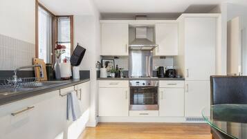 Fridge, microwave, oven, coffee/tea maker