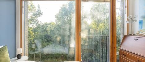 2 quartos, escrivaninha, ferros/tábuas de passar roupa