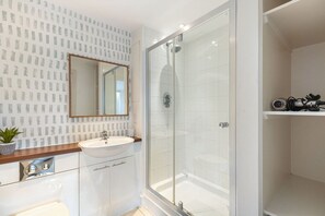 Douche, sèche-cheveux, serviettes fournies