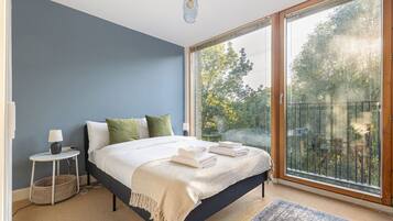 2 bedrooms, desk, iron/ironing board, Internet