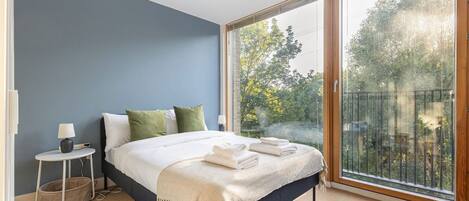 2 habitaciones, escritorio, tabla de planchar con plancha y internet